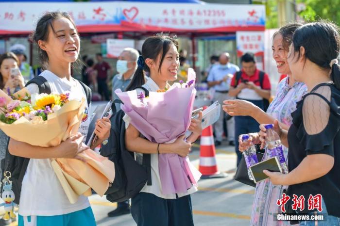 資料圖：6月10日，海南省海口市海南中學(xué)考點外，家長為剛剛走出考場的考生送上鮮花。當(dāng)日，海南省2021年高考結(jié)束 。 <a target='_blank' href='http://www.chinanews.com/'><p  align=