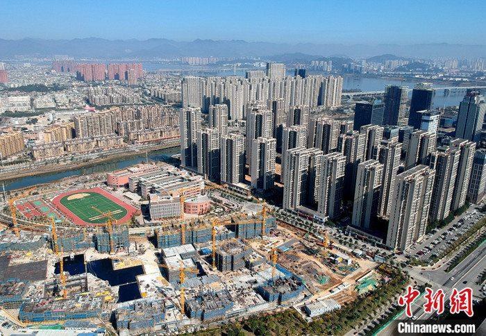 資料圖為航拍福州市閩江畔一處新建住宅。 <a target='_blank' href='http://www.chinanews.com/'>中新社</a>記者 呂明 攝