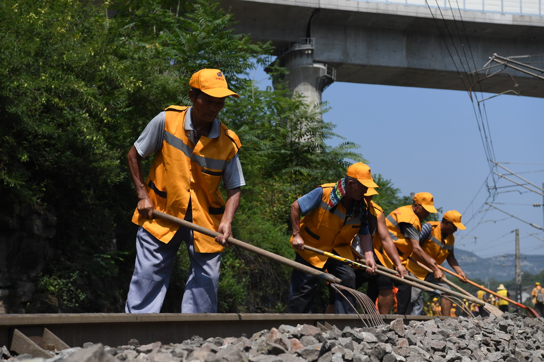 7月14日，工作人員在太焦鐵路東坡到孔莊間線路上整修軌道。