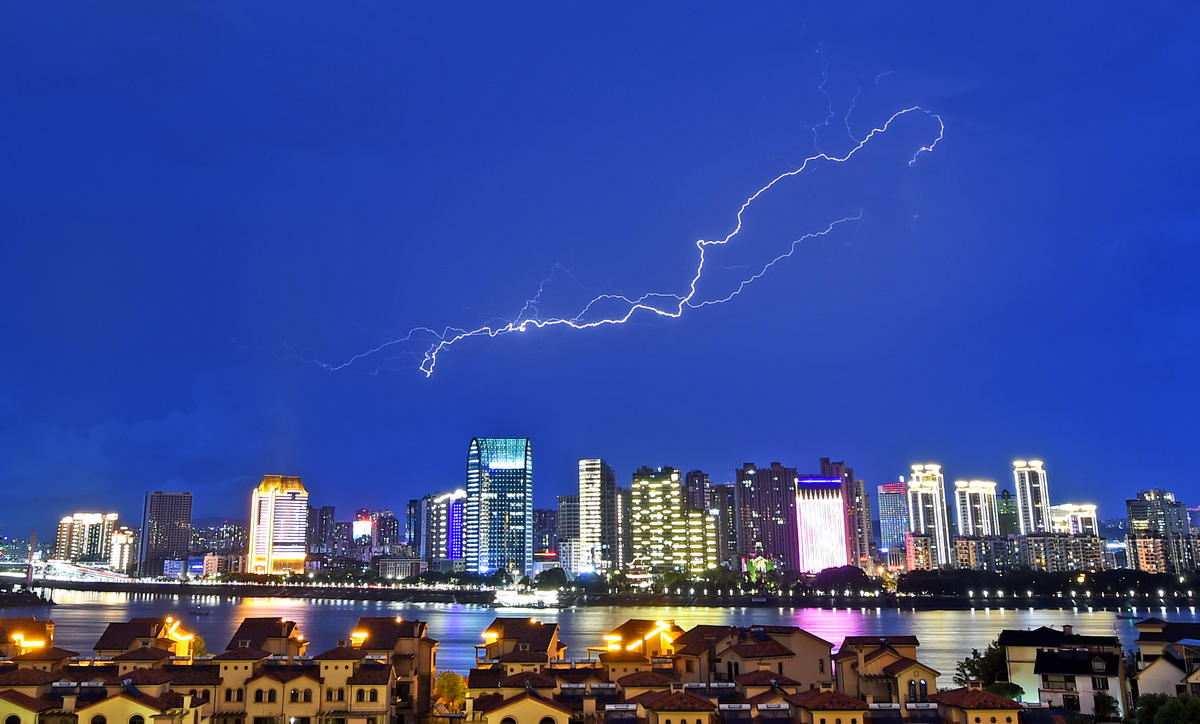 近日，宜昌城區(qū)突降暴雨，閃電劃破夜空。（湖北日報全媒記者劉曙松攝）