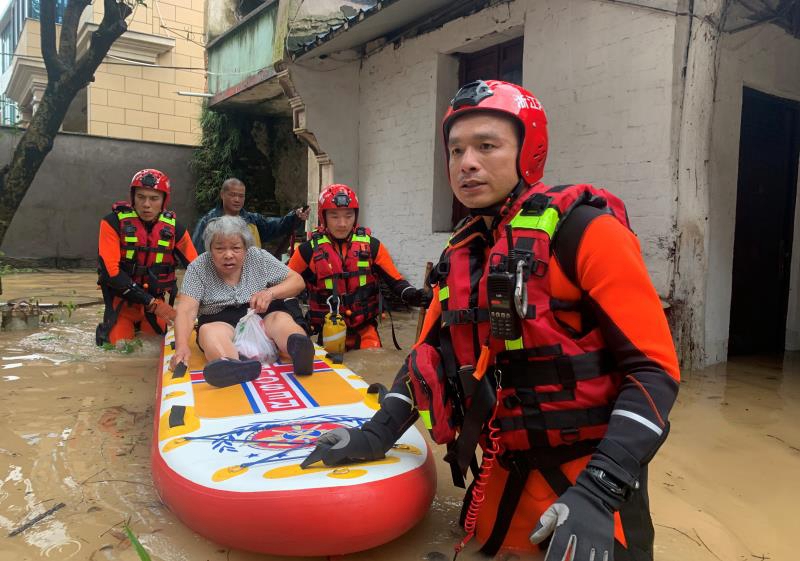 7月24日，浙江省紹興市消防救援支隊(duì)指戰(zhàn)員在柯橋區(qū)湖塘街道、夏履鎮(zhèn)部分村莊疏散被困老人。張佳胤攝