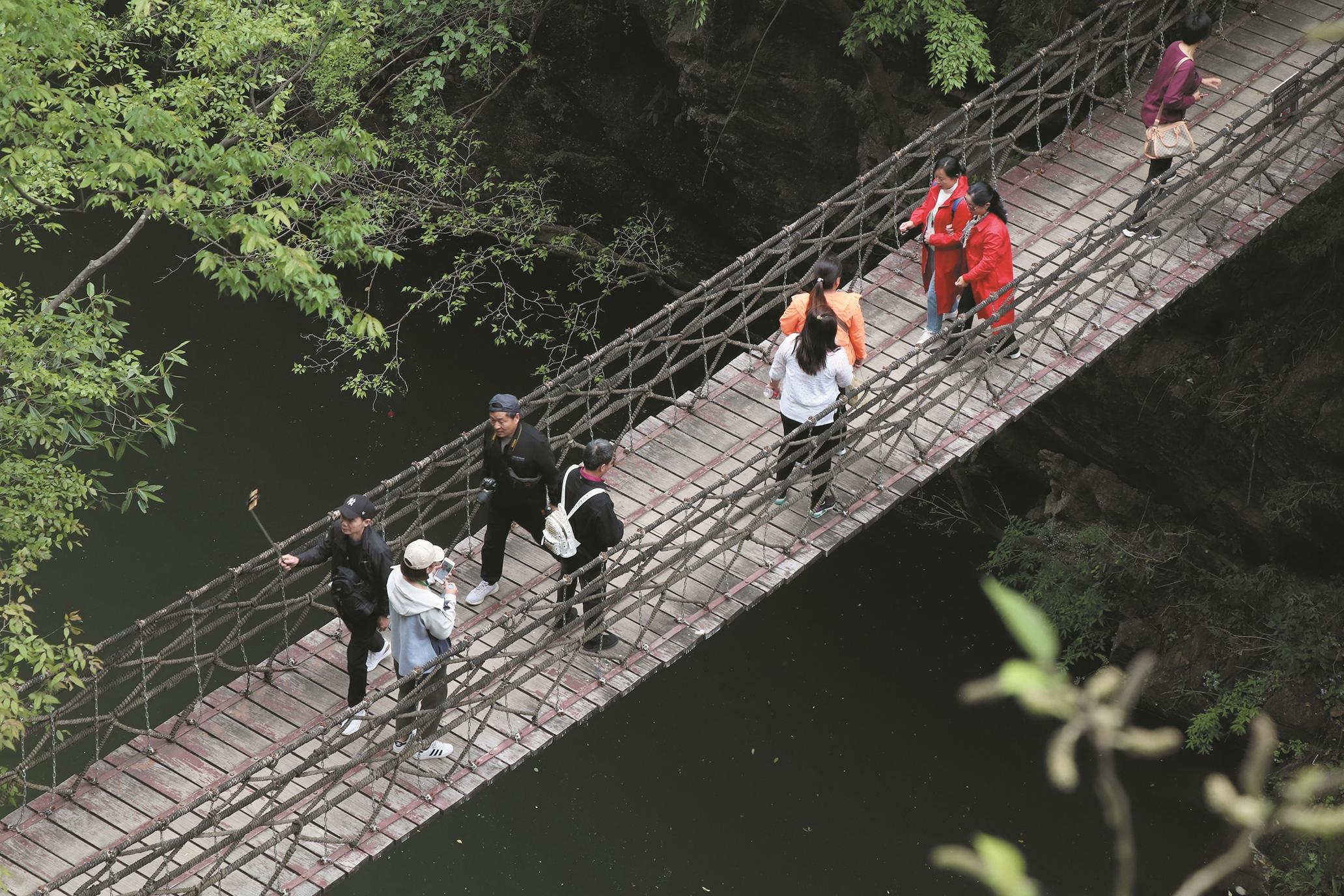 游客身在堯治河如在畫中