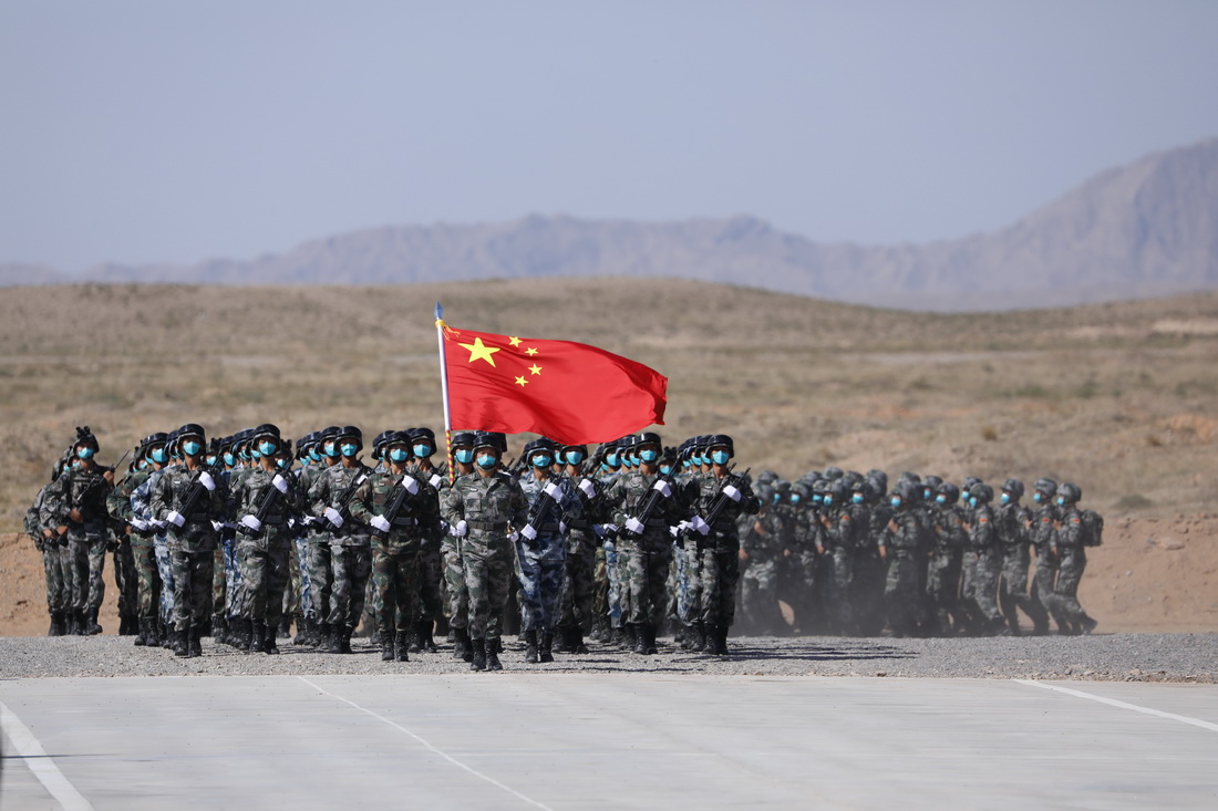 8月9日在“西部·联合-2021”演习开始仪式分列式上拍摄的中方护旗兵和仪仗方队。新华社记者 刘芳 摄