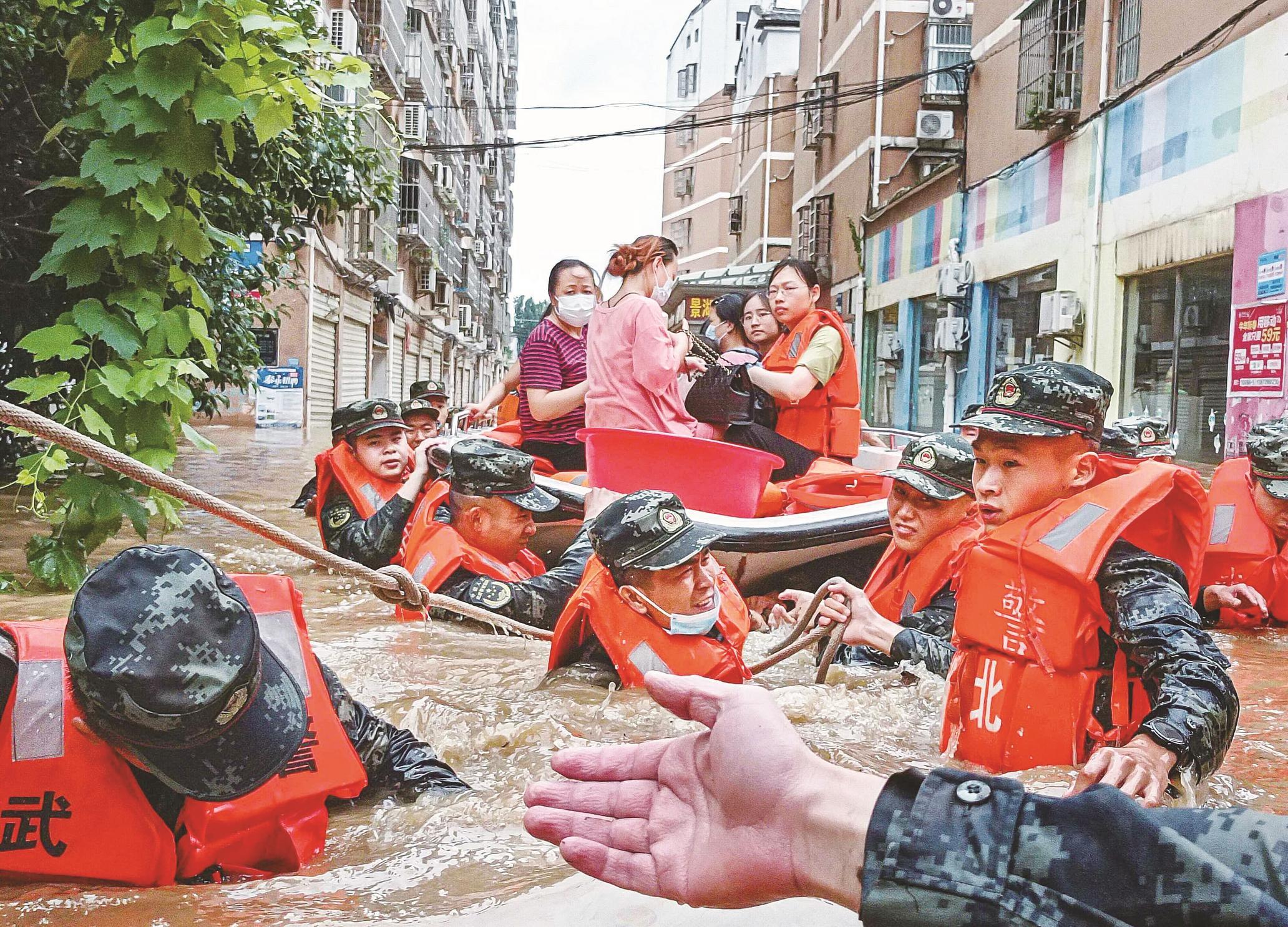 武警隨州支隊官兵在何店鎮(zhèn)轉移受困群眾 楚天都市報極目新聞記者黃士峰 通訊員陳一帆攝