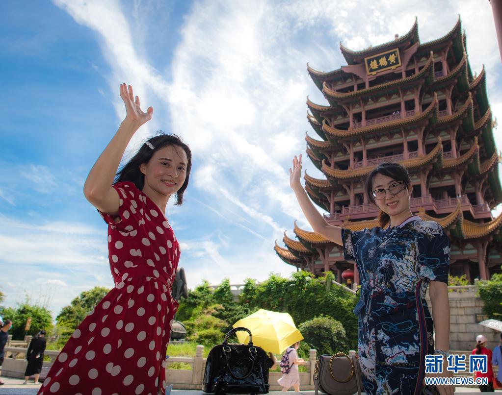 2020年8月7日，受邀來(lái)湖北旅游的海南援鄂醫(yī)療隊(duì)員陳小妹（左）與同事計(jì)超在黃鶴樓景區(qū)觀光。 新華社記者肖藝九 攝