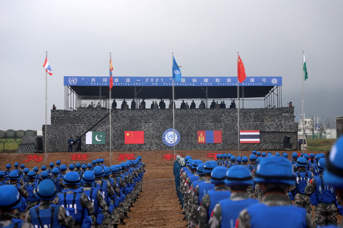 9月6日，在“共同命运-2021”国际维和实兵演习开始仪式上，参演官兵整齐列队。新华社发（殷杰 摄）