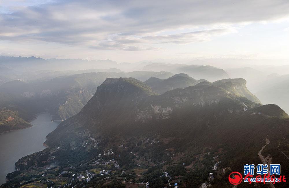 武落鐘離山雄姿。新華網(wǎng)發(fā) 吳以紅攝