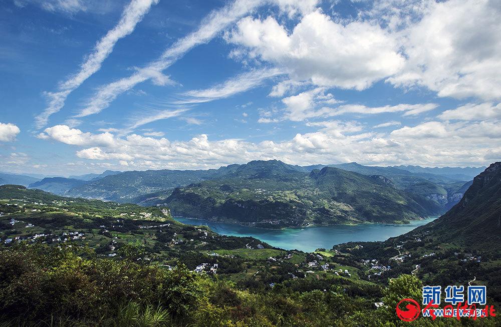 登上武落鐘離山，能把清江畫卷盡收眼底。新華網(wǎng)發(fā) 吳以紅攝