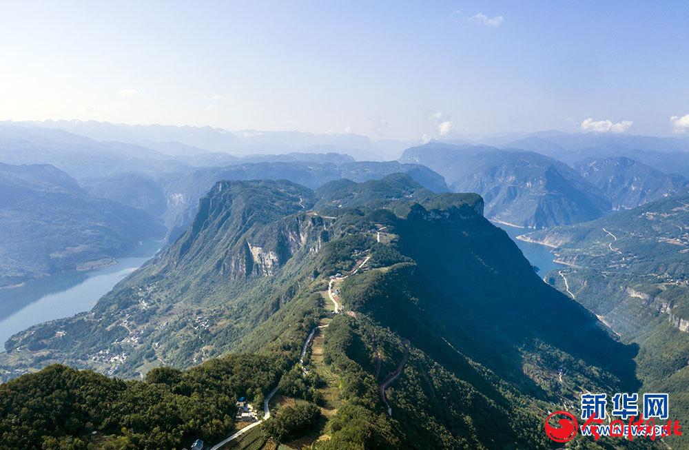 武落鐘離山雄姿。新華網(wǎng)發(fā) 吳以紅攝