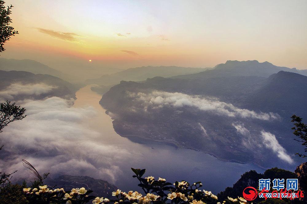 武落鐘離山日出。新華網(wǎng)發(fā) 吳以紅攝