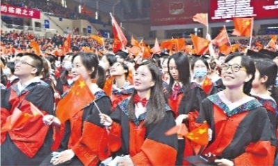 《2021年上半年武汉高校毕业生就业大数据分析报告》显示，武汉高校学子留汉比例5年升至65.12%。自2017年以来，武汉已连续4年成为人才净流入城市。图为华中科技大学2021研究生毕业典礼现场。