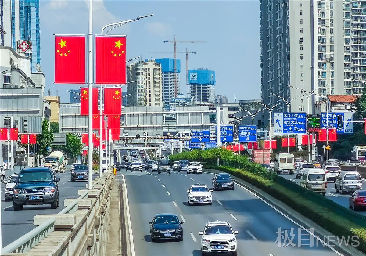 漢口發(fā)展大道，國(guó)旗成為一道靚麗風(fēng)景