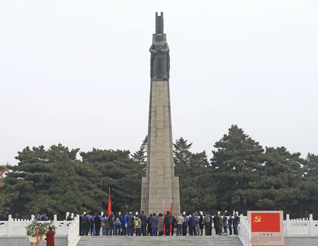10月25日，志愿军烈士家属代表来到沈阳抗美援朝烈士陵园祭奠英烈。