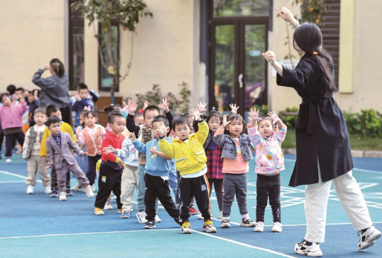 武漢市青山區(qū)第一幼兒園戴家湖園區(qū)的孩子們在戶外活動(dòng)