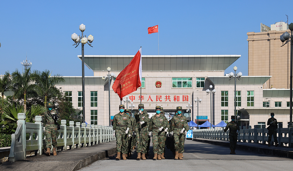 12月6日，“和平救援-2021”中国军队参演分队通过中越边界线。