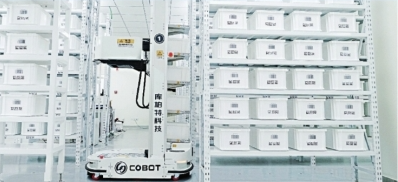 湖北省第三人民医院门诊智慧药房，全自动药品补发一体机器人实时为患者发药补货。