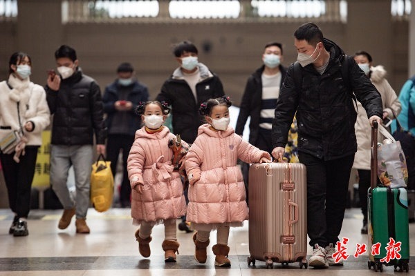 2月6日，漢口火車站返程的旅客。記者任勇 通訊員宋萍 攝