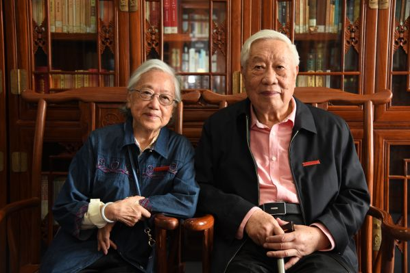 近日，中南财经政法大学退休教授赵德馨、周秀鸾夫妇把将近4000册藏书捐赠给了学校图书馆。通讯员徐志持　摄