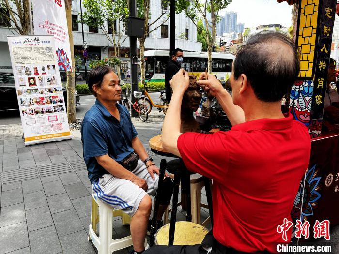 非遺傳承人現(xiàn)場展示泥塑技藝 張芹 攝