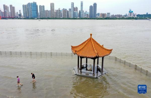 湖北武漢：長江水位上漲