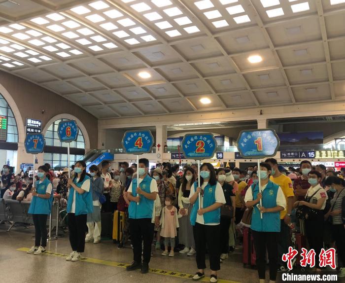 游客乘坐“武鐵旅游·神農架號”開啟為期三天的夏日清涼游 梁婷 攝