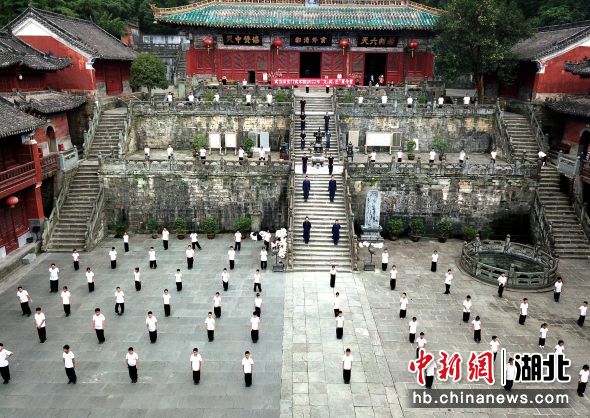 夏令營學員在紫霄宮進行武術(shù)展演 胡瑋哲 攝