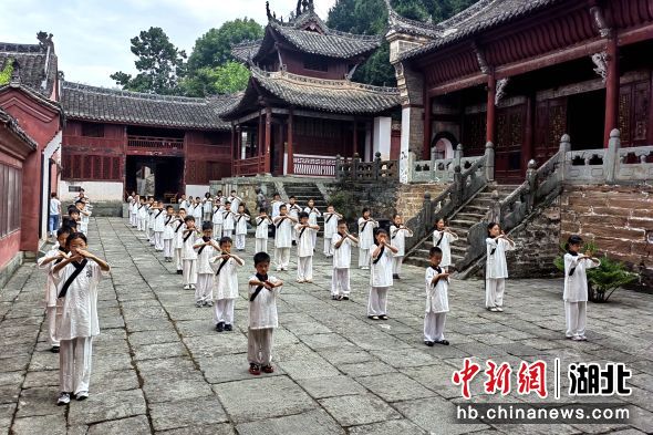 夏令營學員在信辰道院武術(shù)館習武 朱偉民 攝