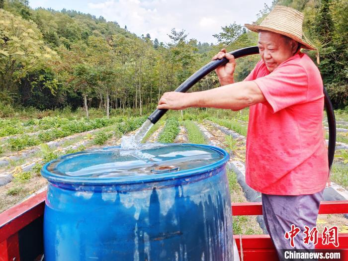 村干部與村民在天坑中引出甘泉 劉鋒 攝