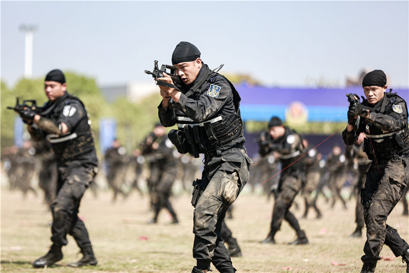 金沙app下载警方举行练兵比武暨金沙开户面巡控一级勤务启动仪式。
