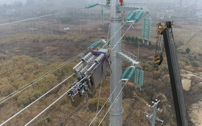 國(guó)網(wǎng)湖北送變電工程有限公司成功將間隔棒安裝機(jī)器人應(yīng)用于雙分裂導(dǎo)線(xiàn)間隔棒施工中。方偉拍攝