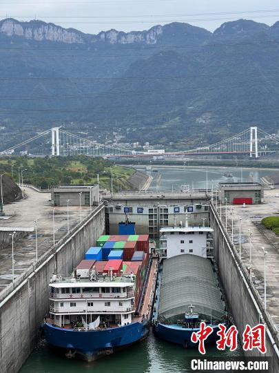 三峽大壩上游水域疏散積壓船舶226艘