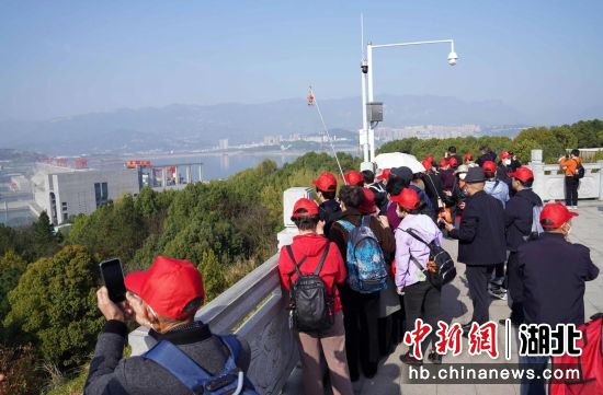 游客在三峡大坝旅游区游览 陈旋 摄