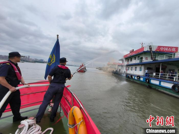 图为2023年武汉港中心区水上应急综合演习人员正在进行救援演练 张嘉楠 摄