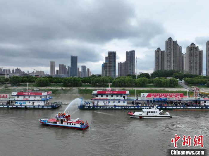 图为航拍2023年武汉港中心区水上应急综合演习现场 韩俊伟 摄