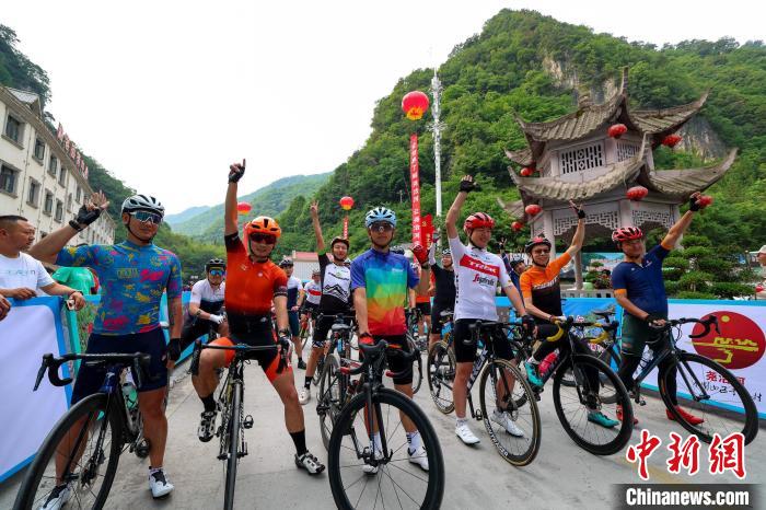 車手在“中國十大最美休閑山村”堯治河村合影留念 楊東 攝