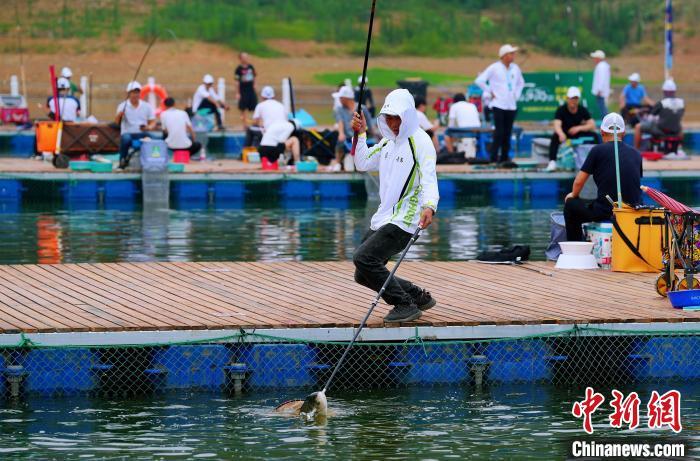 參賽選手在比賽中釣起一條魚 董曉斌 攝