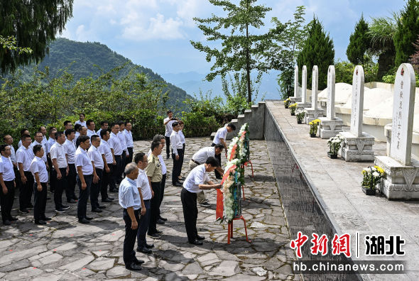 8月1日，參加秭歸革命歷史陳列館開館儀式的代表向烈士獻(xiàn)花。鄭家裕 攝