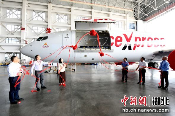 三峡临空经济区首架客改货飞机成功交付。程明 摄