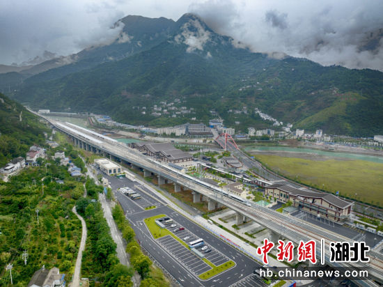 鄭渝高鐵動車通過興山站。 鄒政 攝