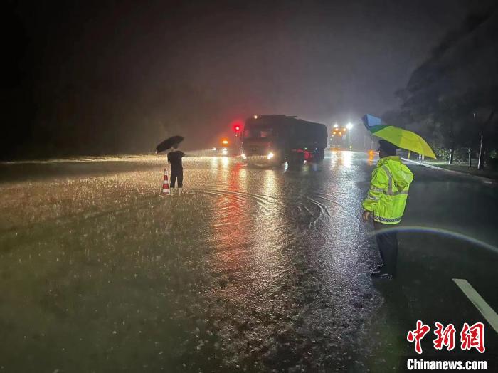 湖北宜昌遭強(qiáng)降雨襲擊各方力量保障民眾安全