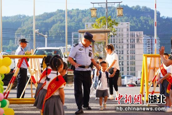 護送孩子進校園 王榮供圖