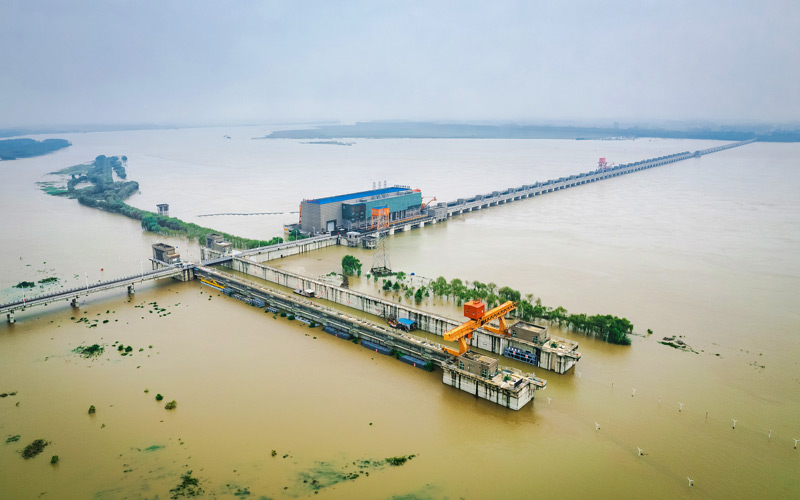 10月5日，漢江本輪洪峰通過(guò)興隆水利樞紐，水位達(dá)建壩以來(lái)最高值。饒茜攝