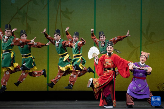 10月16日，第五届湖北地方戏曲艺术节的开幕戏《舞衣裳》。 新华社发（杜子璇摄）