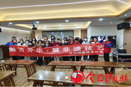 JNSPORTS魅力芳华 展非遗技艺 荣华街道荣华社区非遗进社区手工DIY绳编活(图1)