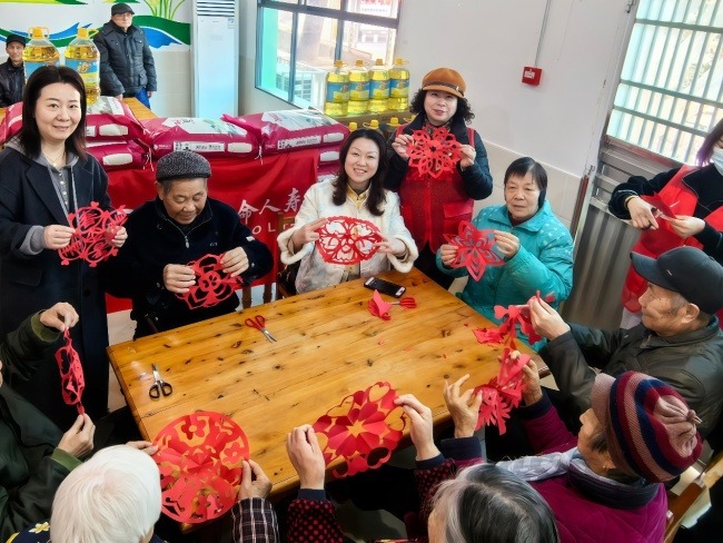 愛心慰問暖人心，與老同樂迎新春——富德生命人壽宜昌中支開展養(yǎng)老院愛心慰問活動(dòng)