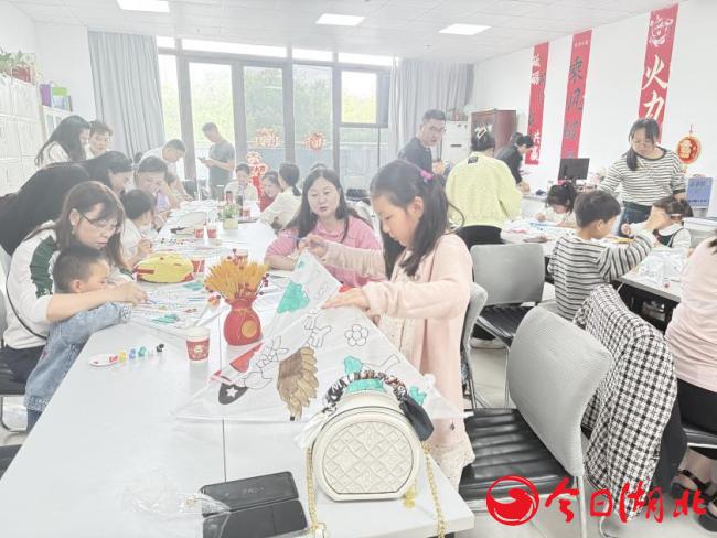 執(zhí)筆繪春光，服務(wù)暖人心——富德生命人壽十堰中支開展風(fēng)箏彩繪客戶服務(wù)活動
