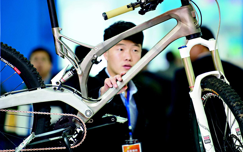 第12屆光博會上展示的世界首款3D打印金屬自行車。資料圖