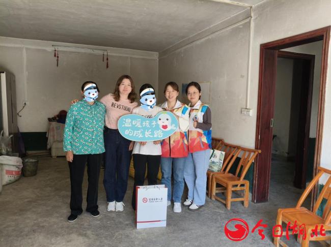 爱心跨越山乡，点亮希望之光——“小海豚计划”一对一帮扶走进秭归县两河口镇中心观村