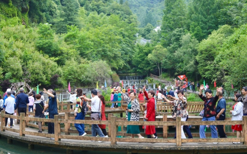 游客畅游羊尾镇龙潭河景区。郧宣文摄