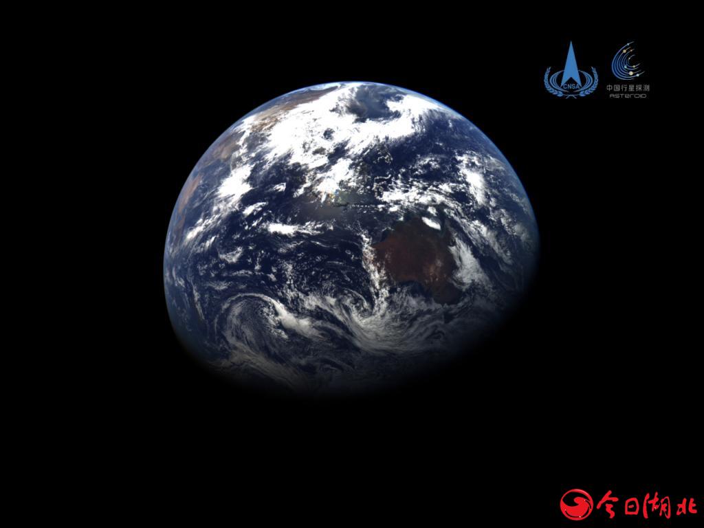 地球彩色圖，由天問二號探測器的窄視場導航敏感器于2025年5月30日13時拍攝，經輻射校正、紅綠藍（558-631nm、500-573nm、434-477nm）三波段圖像配準和彩色合成處理后制作而成。拍攝時器地距離約59萬千米。（國家航天局供圖）
